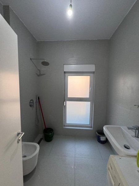 Tirane, jepet me qera apartament 1+1+Ballkon Kati 7, 62 m² 550 € (ALI DEMI)
