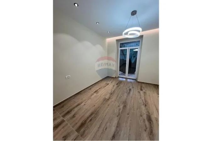 Tirane, jepet me qera zyre , 35 m² 500 € (Myslym Shyri)