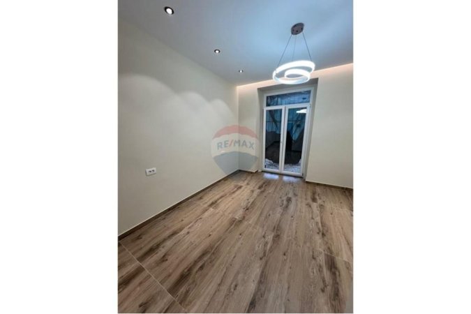 Tirane, jepet me qera zyre , 35 m² 500 € (Myslym Shyri)