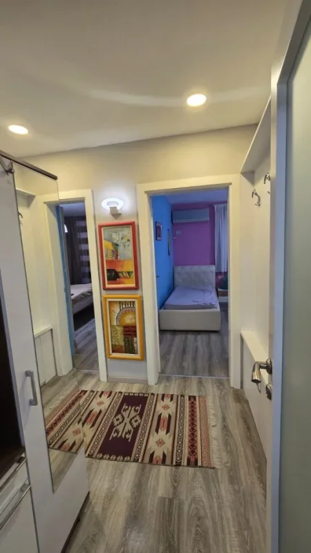 Tirane, jepet me qera apartament 2+1+Ballkon Kati 3, 70 m² 600 € (prane ambasades amerikane)