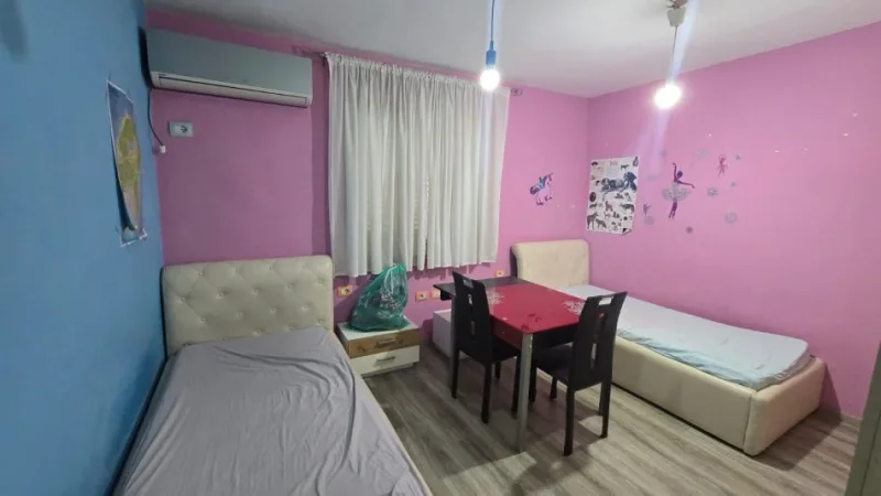 Tirane, jepet me qera apartament 2+1+Ballkon Kati 3, 70 m² 600 € (prane ambasades amerikane)