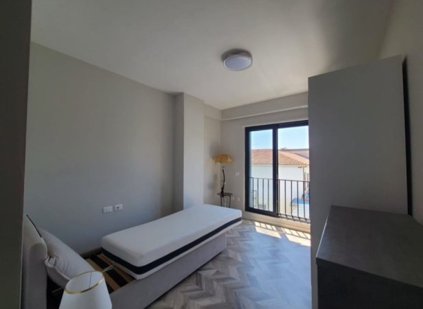 Tirane, jepet me qera apartament 3+1 Kati 2, 136 m² 1.000 € (Shkolla e Kuqe.)