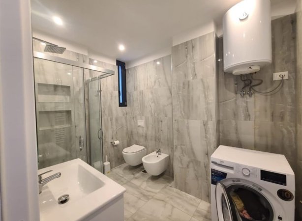 Tirane, jepet me qera apartament 3+1 Kati 2, 136 m² 1.000 € (Shkolla e Kuqe.)