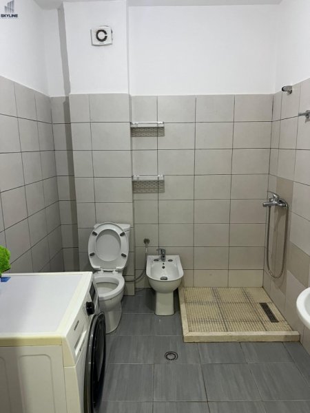 Tirane, jepet me qera apartament 2+1 Kati 1, 90 m² 450 € (Yzberisht)