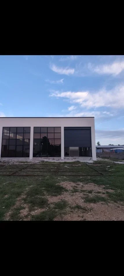 Tirane, jepet me qera magazine Kati 0, 1.600 m² 4.000 € (VORE)