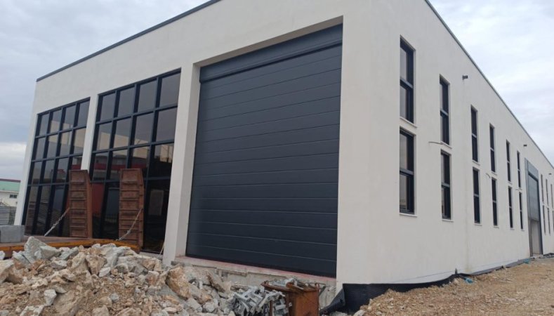 Tirane, jepet me qera magazine Kati 0, 1.600 m² 4.000 € (VORE)