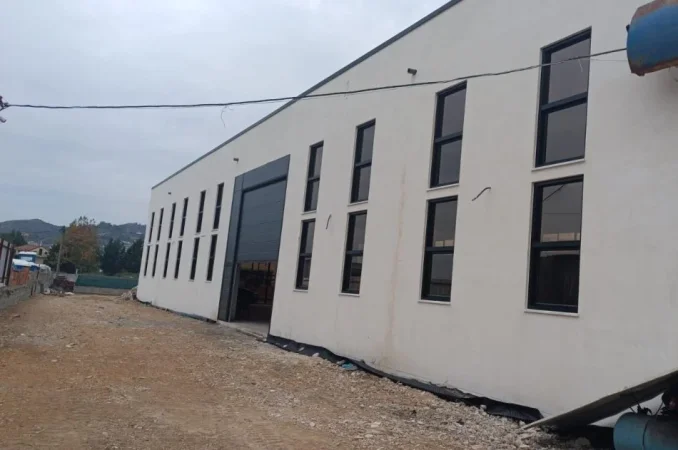 Tirane, jepet me qera magazine Kati 0, 1.600 m² 4.000 € (VORE)