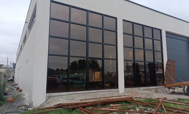 Tirane, jepet me qera magazine Kati 0, 1.600 m² 4.000 € (VORE)