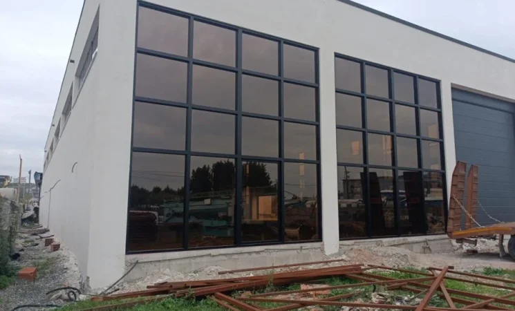 Tirane, jepet me qera magazine Kati 0, 1.600 m² 4.000 € (VORE)