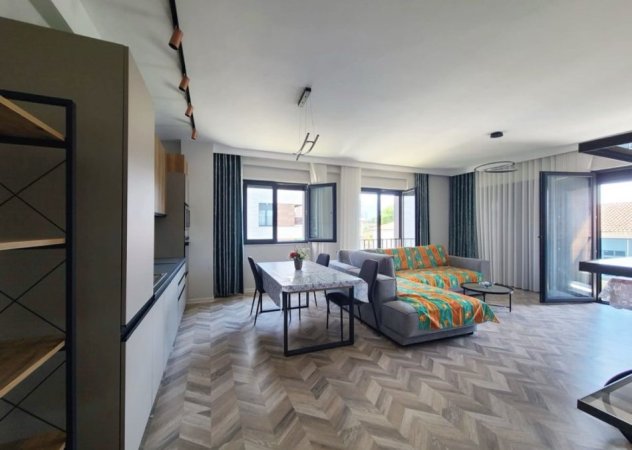 Tirane, jepet me qera apartament 3+1 Kati 2, 136 m² 1.000 € (Shkolla e Kuqe.)