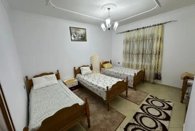 Tirane, jepet me qera shtepi 2+1+Ballkon Kati 1, 130 m²550 € (Rruga 5 Maj)