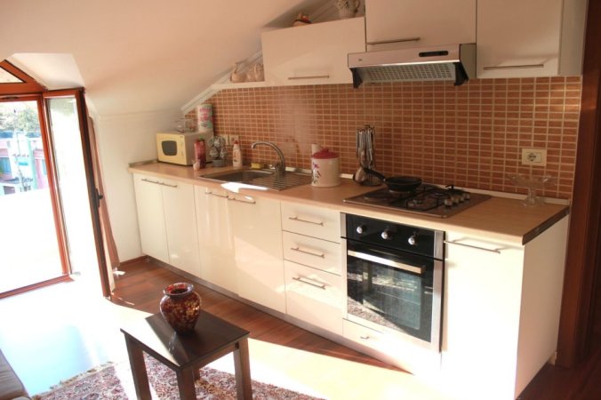 Tirane, jepet me qera apartament 1+1 Kati 4, 60 m² 550 € (Ambasada Amerikane)