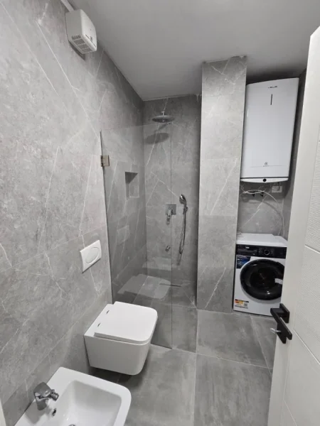 Tirane, jepet me qera apartament 1+1+Ballkon Kati 8, 75 m² 800 € (Shkolles se Kuqe)