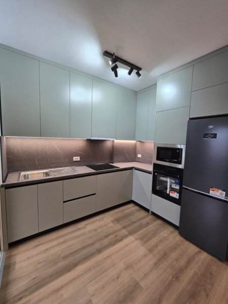 Tirane, jepet me qera apartament 1+1+Ballkon Kati 8, 75 m² 800 € (Shkolles se Kuqe)