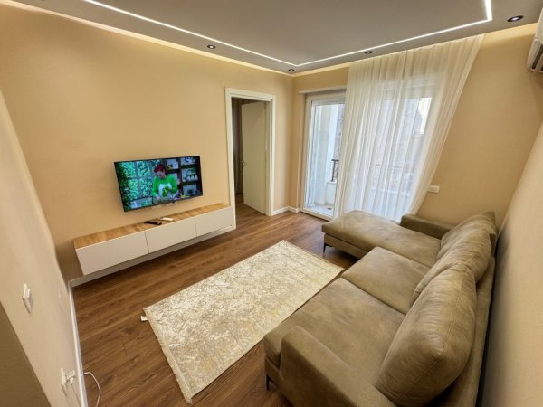 Tirane, jepet me qera apartament 1+1 Kati 5, 700 € 
