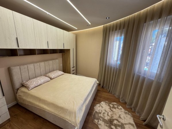 Tirane, jepet me qera apartament 1+1 Kati 5, 700 € 