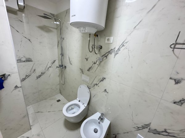 Tirane, jepet me qera apartament 1+1 Kati 5, 700 € 