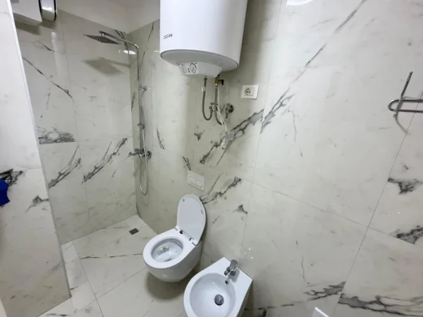 Tirane, jepet me qera apartament 1+1 Kati 5, 700 € 