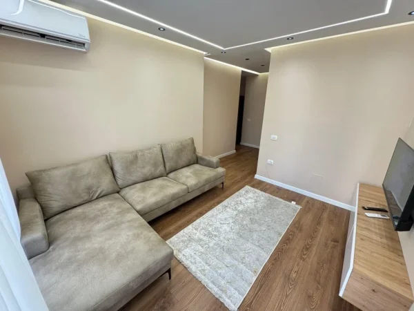 Tirane, jepet me qera apartament 1+1 Kati 5, 700 € 