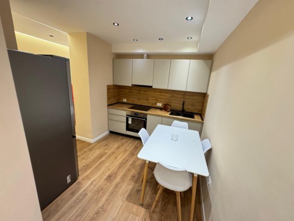 Tirane, jepet me qera apartament 1+1 Kati 5, 700 € 