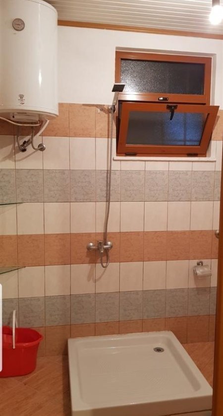 Tirane, jepet me qera 1+1+Ballkon , (Rruga 5 maj , RR,Lucie Miloti . ka dalje te big market prapa concord center)