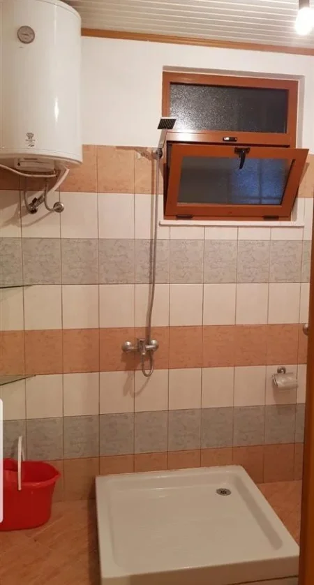 Tirane, jepet me qera 1+1+Ballkon , (Rruga 5 maj , RR,Lucie Miloti . ka dalje te big market prapa concord center)