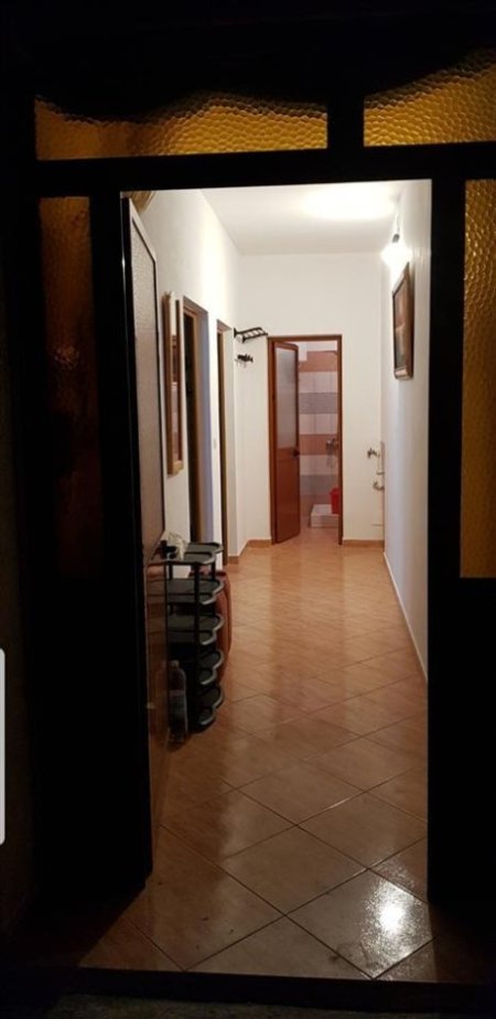 Tirane, jepet me qera 1+1+Ballkon , (Rruga 5 maj , RR,Lucie Miloti . ka dalje te big market prapa concord center)