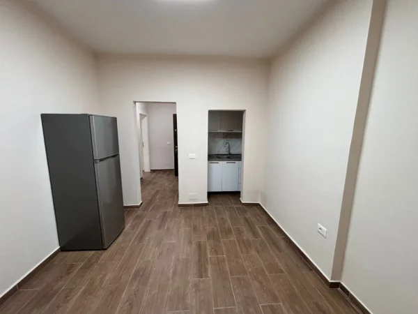 Tirane, jepet me qera zyre Kati 3, 70 m² 500 € (Rruga Nikolla Jorgo)