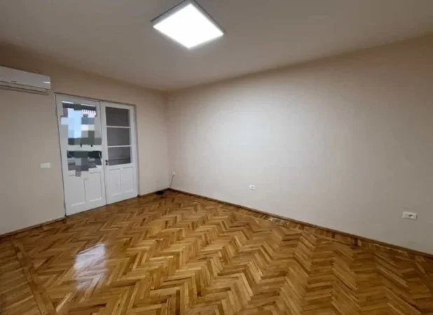 Tirane, jepet me qera zyre Kati 3, 70 m² 500 € (Rruga Nikolla Jorgo)