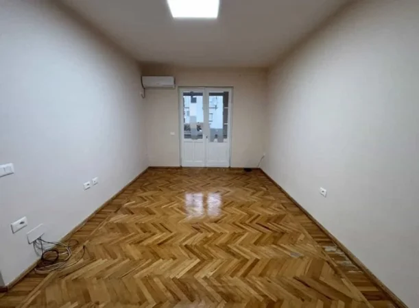 Tirane, jepet me qera zyre Kati 3, 70 m² 500 € (Rruga Nikolla Jorgo)