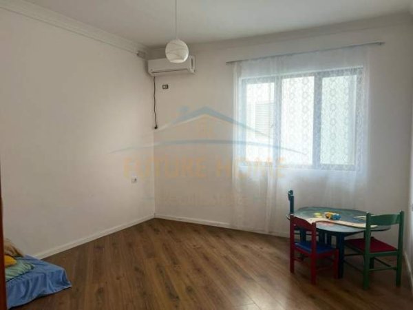 Tirane, jepet me qera Vile 4+1 Kati 4, 270 m² 1.500 Euro (Ish Parku)