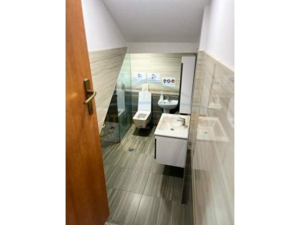 Tirane, jepet me qera Vile 4+1 Kati 4, 270 m² 1.500 Euro (Ish Parku)
