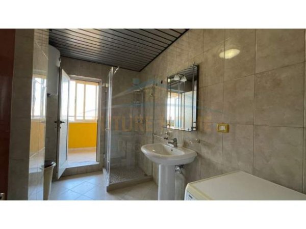 Tirane, jepet me qera apartament 2+1+BLK Kati 8, 125 m² 550 Euro (Rruga Him Kolli)