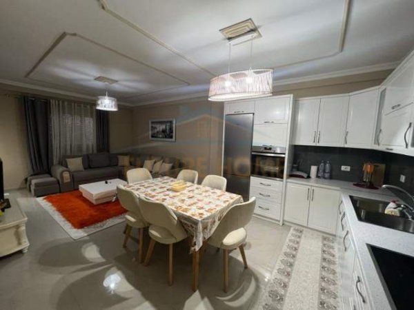 Tirane, jepet me qera apartament 2+1+BLK Kati 6, 90 m² 450 Euro (Prane Viles L)