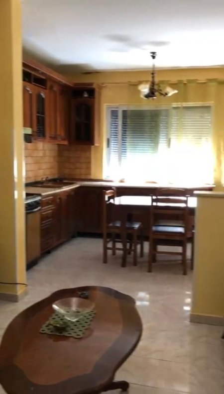 Tirane, jepet me qera apartament 2+1+BLK Kati 4, 93 m² 35.000 Leke (Shkolla e Bashkuar)
