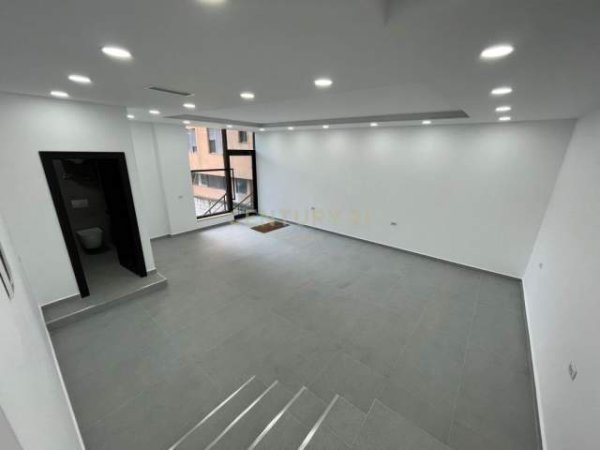 Tirane, jepet me qera ambjent biznesi Kati 0, 240 m² 3.000 Euro (Toptani center)