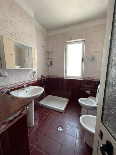 Tirane, jepet me qera apartament 2+1+BLK Kati 5, 78 m² 400 € (rruga Barrigadave)