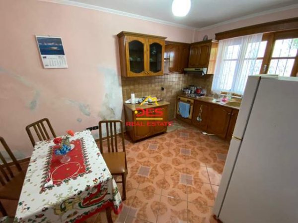 Vlore, shitet apartament 3+1 Kati 1, 100 m² 65.000 Euro (Rruga Demokracia,Vlorë)