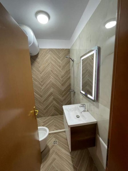 Tirane, jepet me qera apartament 1+1+BLK Kati 10, 75 m² 450 Euro