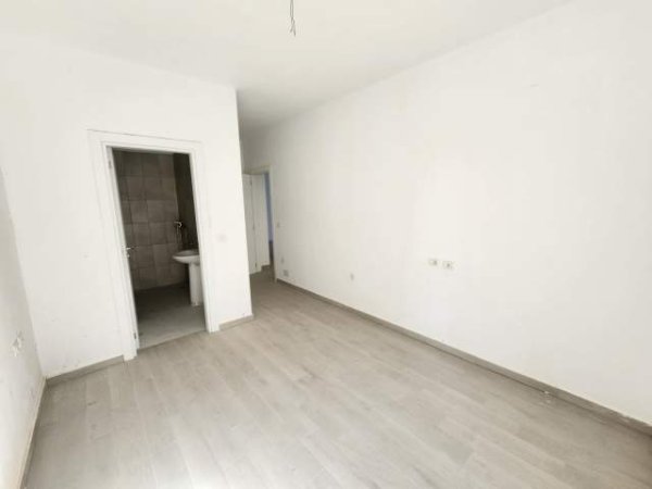 Tirane, jepet me qera zyre Kati 1, 110 m² 430 Euro (Casa Italia)