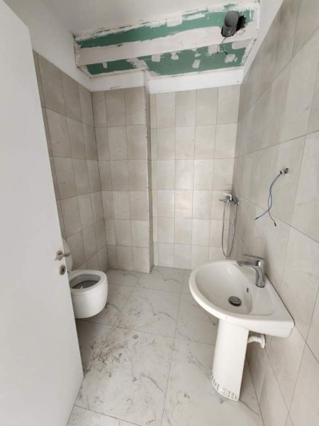 Tirane, jepet me qera zyre Kati 1, 110 m² 430 Euro (Casa Italia)