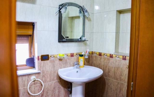 Tirane, jepet me qera apartament 2+1+BLK Kati 2, 122 m² 500 Euro (Rruga Ferit Xhajko)