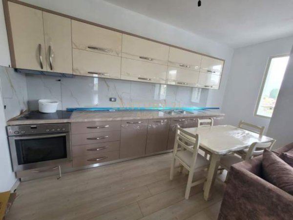 Tirane, jepet me qera apartament 2+1+BLK Kati 4, 93 m² 450 Euro (Fusha e Aviacionit)