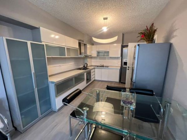 Tirane, jepet me qera apartament 3+1 Kati 2, 150 m² 850 Euro (Rruga e kosovareve)