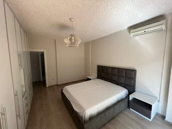 Tirane, jepet me qera apartament 3+1 Kati 2, 150 m² 850 Euro (Rruga e kosovareve)