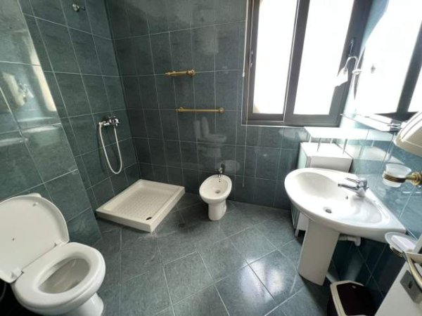 Tirane, jepet me qera apartament 3+1 Kati 2, 150 m² 850 Euro (Rruga e kosovareve)