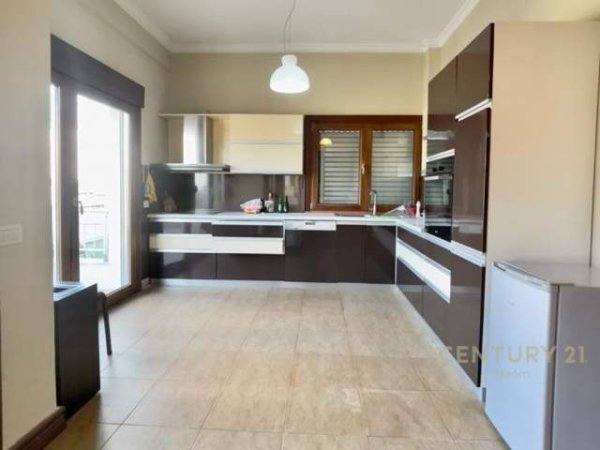 Tirane, ofert apartament Kati 3, 156 m² 900 Euro (Rruga Peti Tirana, Albania)