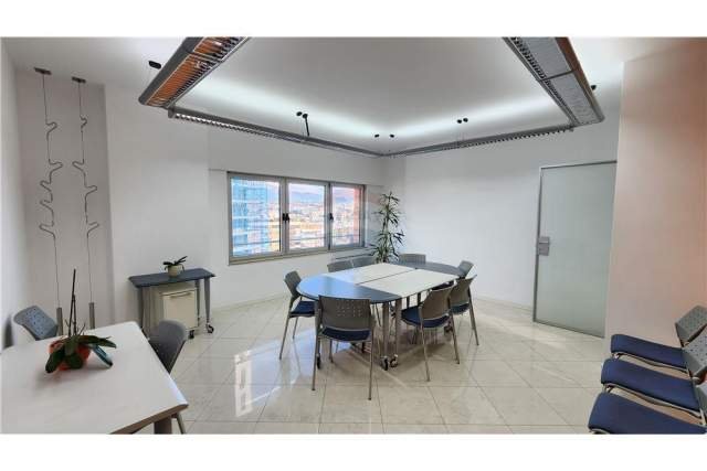 Tirane, jepet me qera zyre Kati 13, 100 m² 1.400 Euro (Bulevardi Bajram Curri)