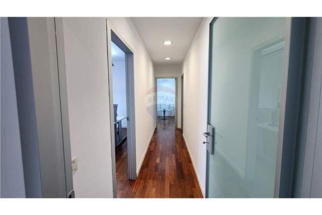 Tirane, jepet me qera zyre Kati 13, 100 m² 1.400 Euro (Bulevardi Bajram Curri)