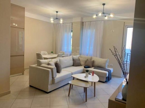 Tirane, jepet me qera apartament Kati 6, 98 m² 500 Euro (Rruga 5 Maji)
